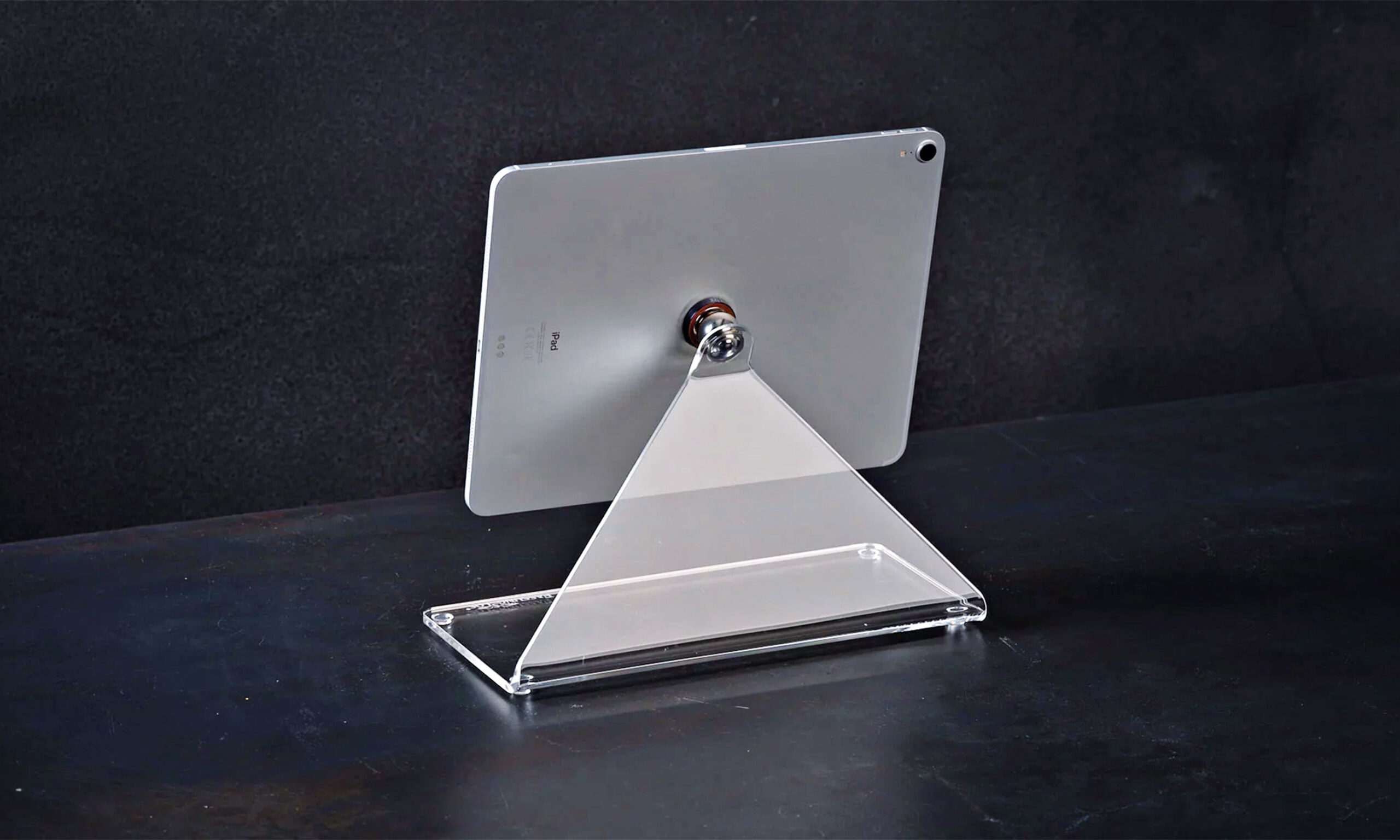 Szene_Enggruber_Fassungslos_Tablehalter