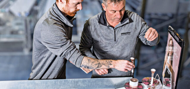 Zwei Mitarbeiter arbeiten an Acrylglas