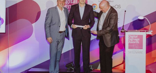 Toni Viñals, CEO nsign.tv ISE 2025 Preisverleihung Digital Signage Award