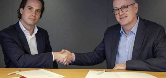 David Spratt, CEO von Constantia Flexibles (rechts im Bild) und Johannes Steurer, CEO von Aluflexpack