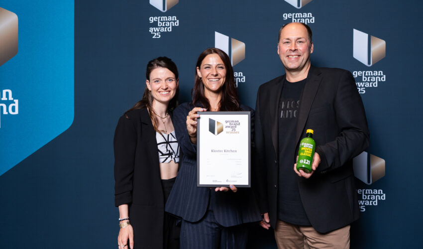 Mario Fürst, CEO Kloster Kitchen und Team bei der Auszeichnung mit dem German Brand Award 2025. Foto: Curameo AG / Kloster Kitchen