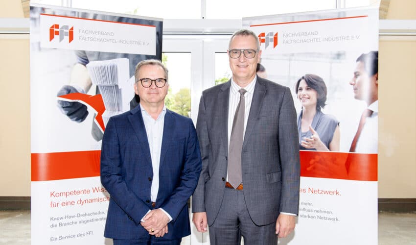 (von links): Christian Schiffers, FFI-Geschäftsführer, mit dem neuen Vorstandssprecher Christian Oetker-Kast. Foto: Fachverband Faltschachtel-Industrie e.V. (FFI)