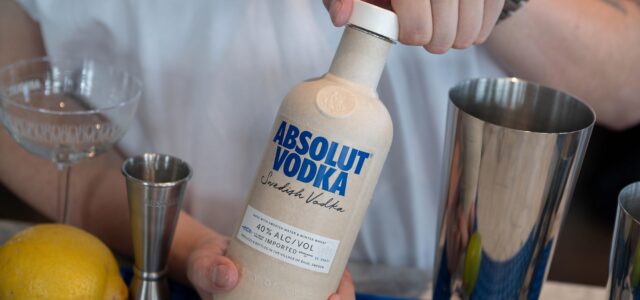 Absolut Paper Papierflasche mit Papderderckel von Absolut Vodka