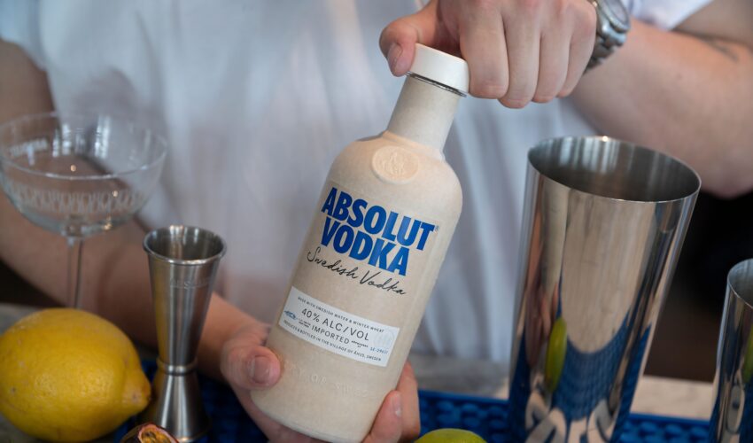 Absolut Paper Papierflasche mit Papderderckel von Absolut Vodka