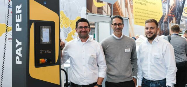 Mike Reiß, Key-Account-Manager, Michael Thiem und Florian Dinkel, Area Sales Manager Horna Verpackungen, präsentieren Payperpallet auf der Fachpack. Quelle: PackSynergy