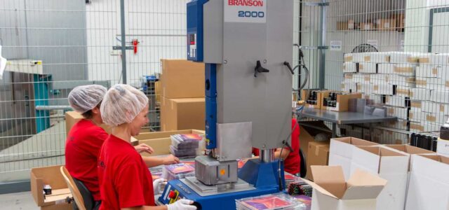 Mit der Konfektionierung geht Seufert den nächsten Schritt in Richtung Full-Service-Anbieter. Foto: Seufert Gesellschaft für transparente Verpackungen mbH