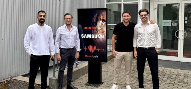 v.r.n.l.: Leon Gall, Head of Portfolio Management bei Exertis AV und Nicolas Schreiber, Sales Manager Distribution bei Samsung freuen sich über die neue, strategische Partnerschaft. Foto: Exertis AV /Samsung