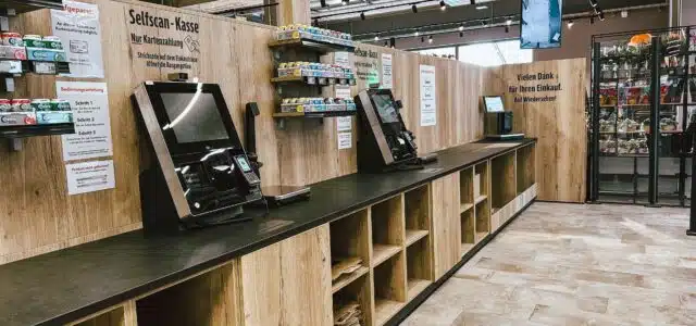 Der SB-Kassen-Bereich im neuen Beckesepp-Supermarkt in Freiburg-Waltershofen