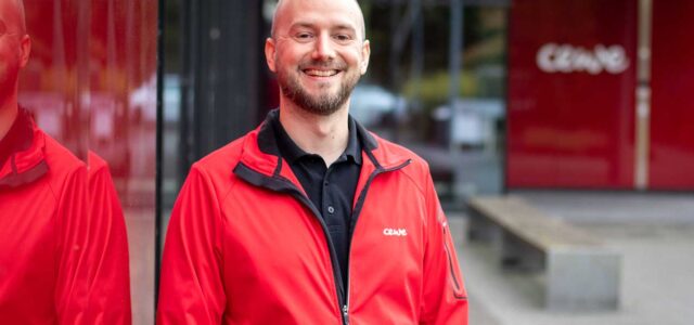 swissqprint bei CEWE, Pascal Neumann, Produktionsleiter für Wandbilder und Faltschachteln bei Cewe. Foto: © CEWE