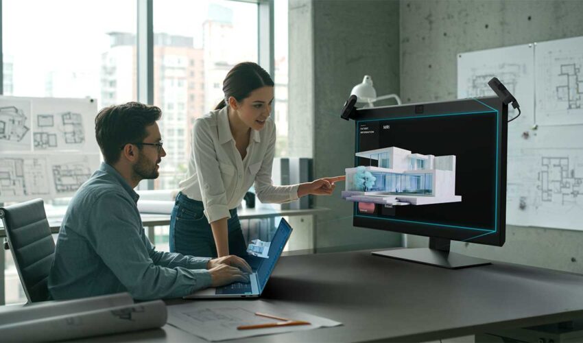 Zwei Kollegen schauen sich 3D-Animation von Haus an