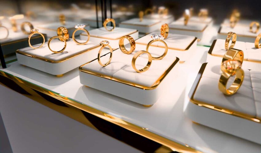 Ringe in gut ausgeleuchteter Vitrine.