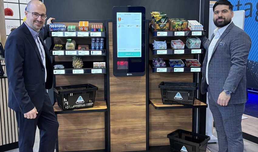 Bestückter Deinzer Smartseller wird von Mitarbeitern präsentiert.
