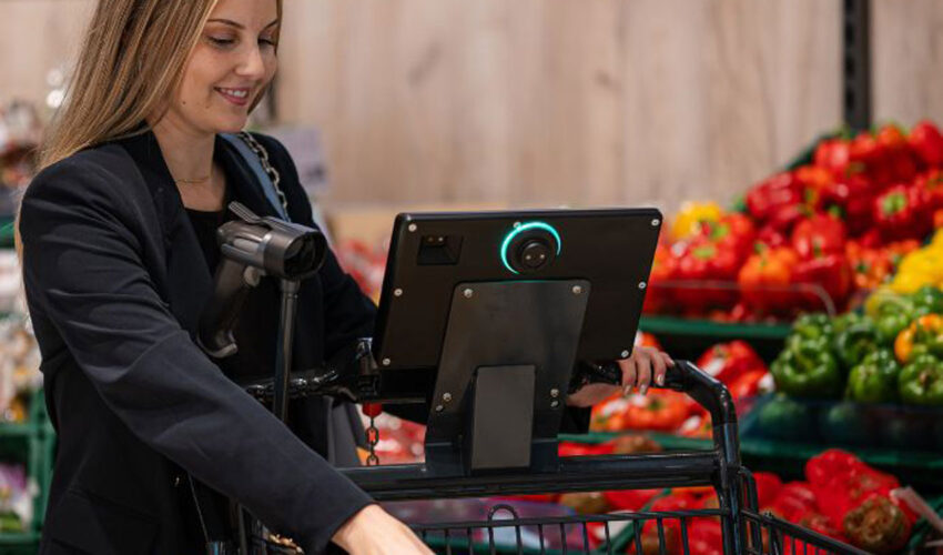 Ultimateshopper Plus wird von Kundin in Gemüseabteilung genutzt