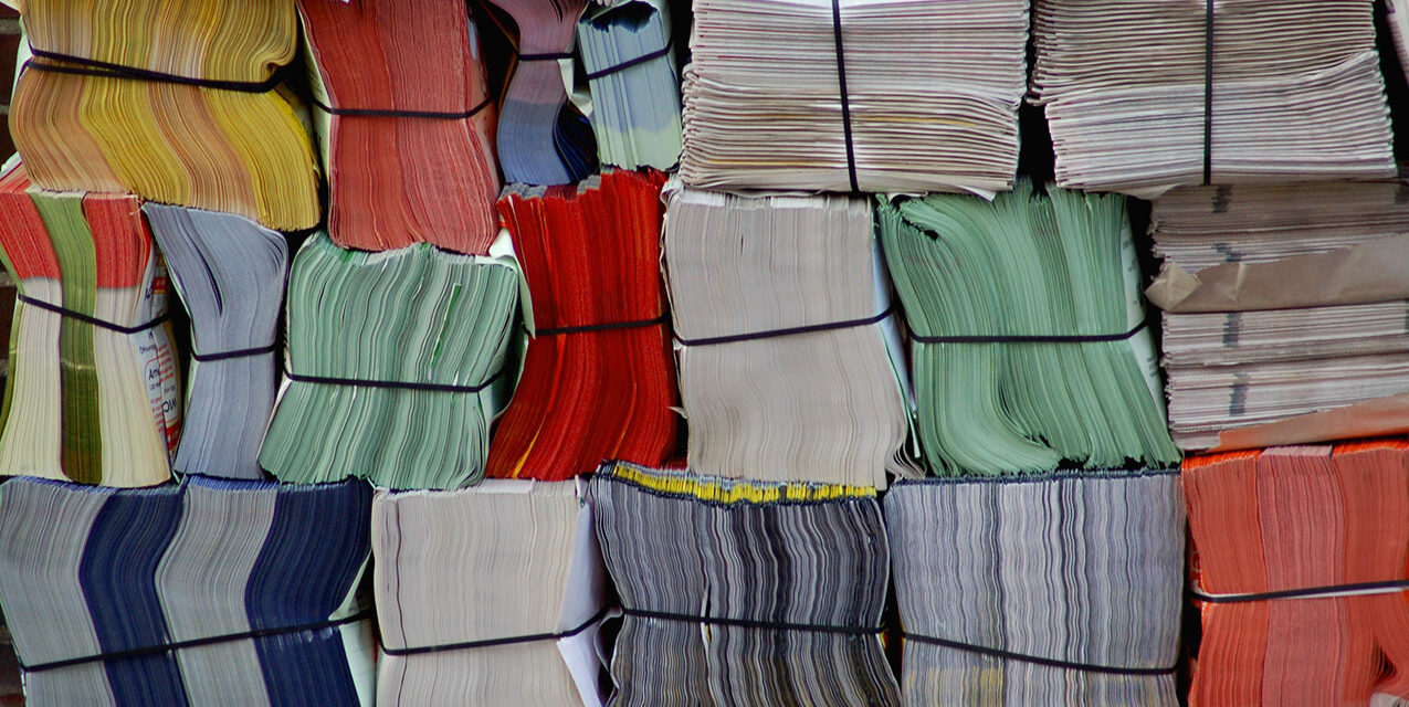 Gestapelte Prospekte