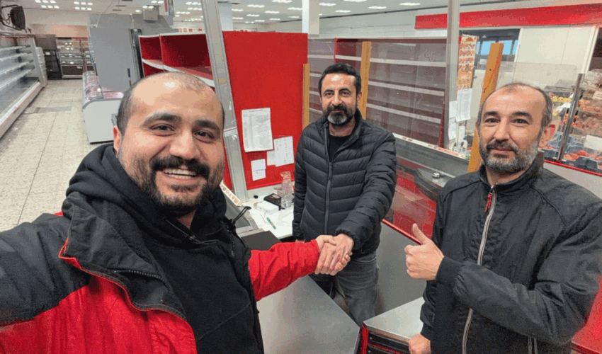 Drei Männer freuen sich über neu installiertes ISS-POS-System