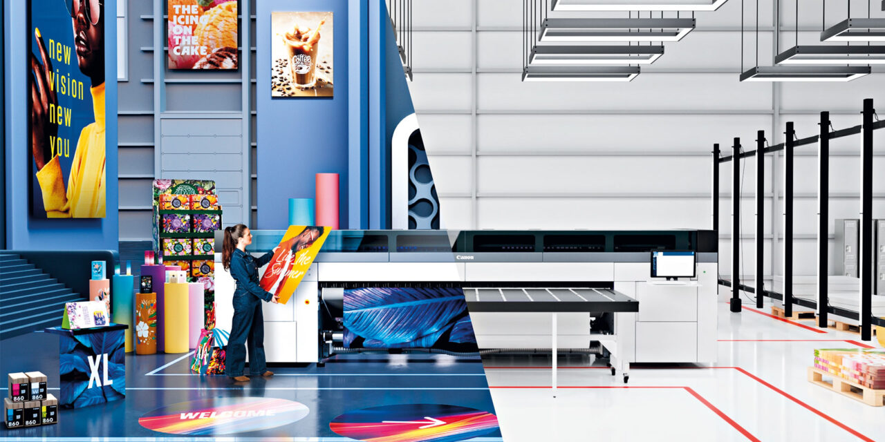 Mitarbeiterin schaut sich ausgedruckte Posterwerbung von Canon Colardo XL an.