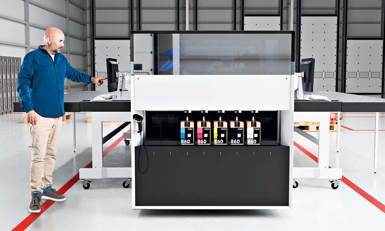 Drucker mit Canon UV-Gel in Werkshalle, präsentiert von Mitarbeiter.