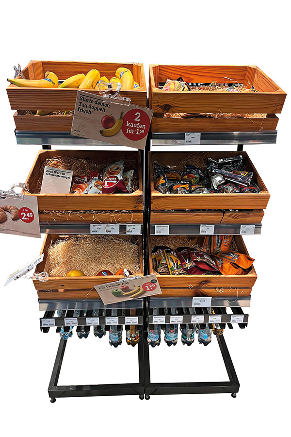 Display mit Holzkörben