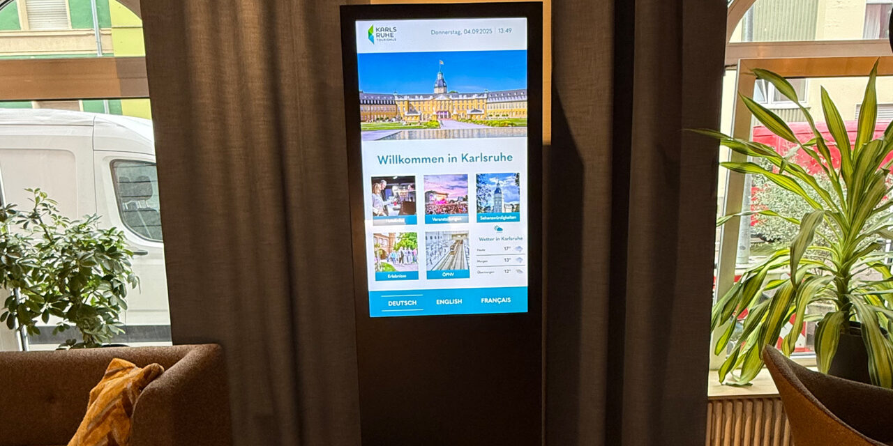 Digitale Stele mit touristischen Informationen über Karlsruhe in der Lobby des Hotels Ambassador.
