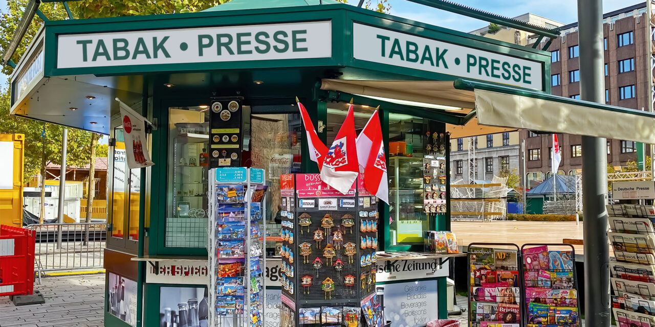 Kiosk mit Ständen und Schildern Tabak Presse