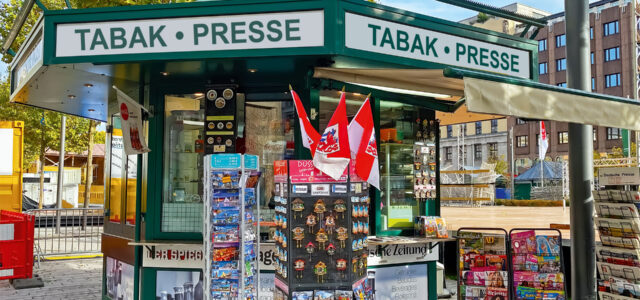 Kiosk mit Ständen und Schildern Tabak Presse