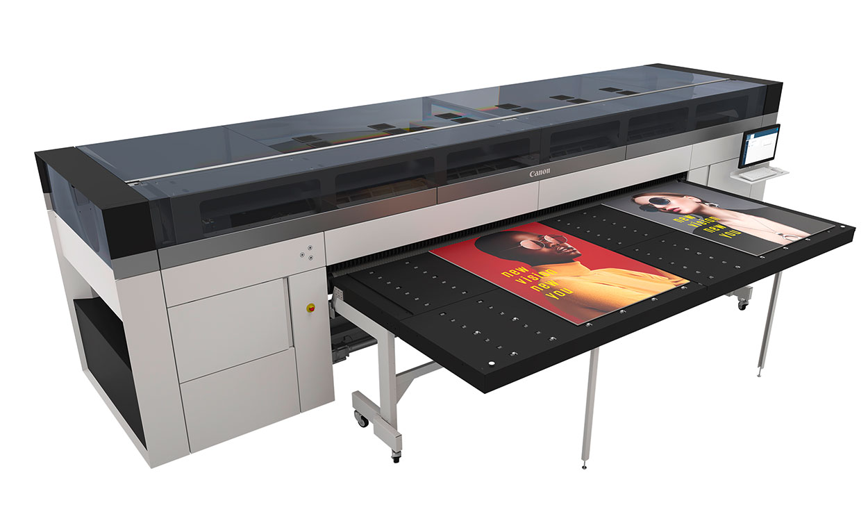 Canon Colorado XL mit zwei Postern für Sonnenbrillenwerbung. Bilder von Mann und Frau.