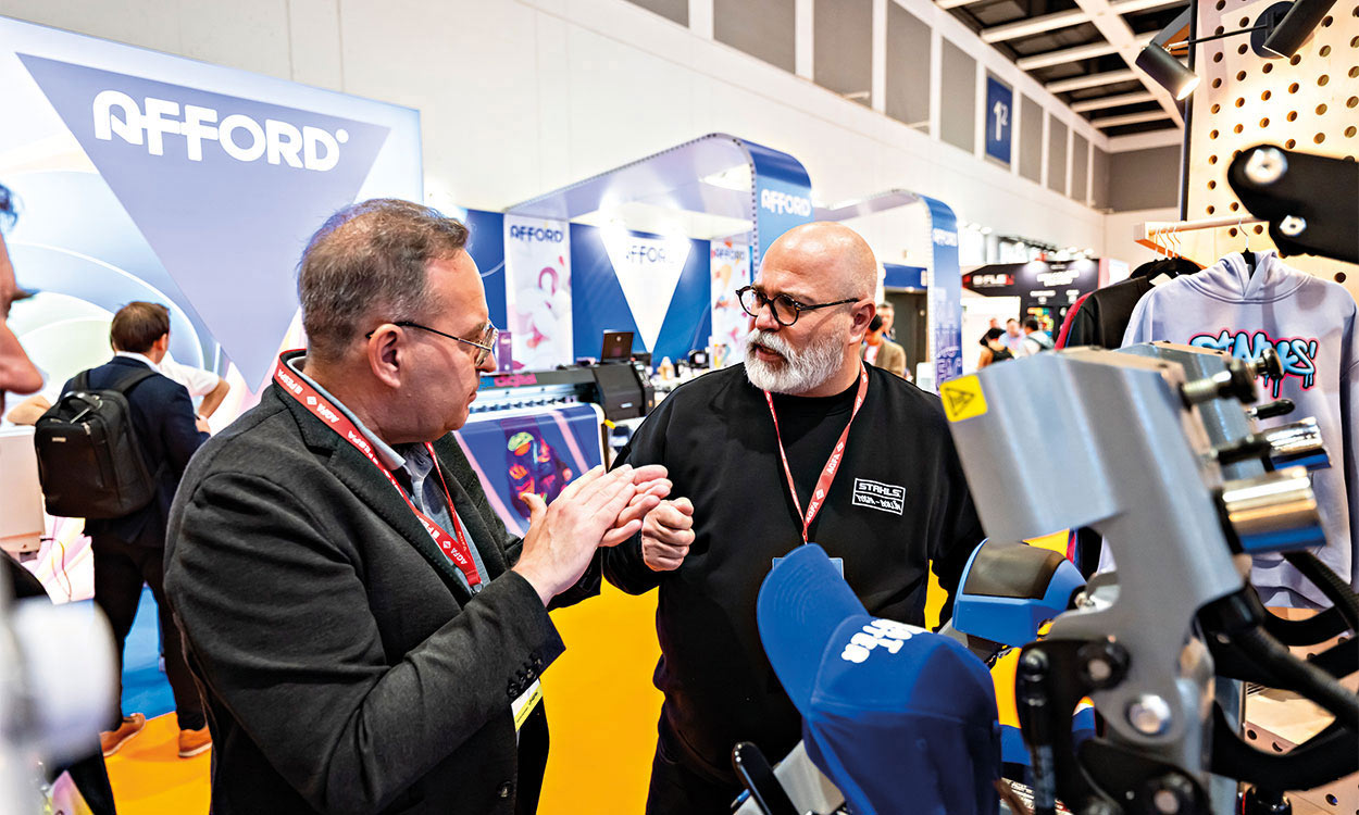 Zwei Fespa-Besucher unterhalten sich.