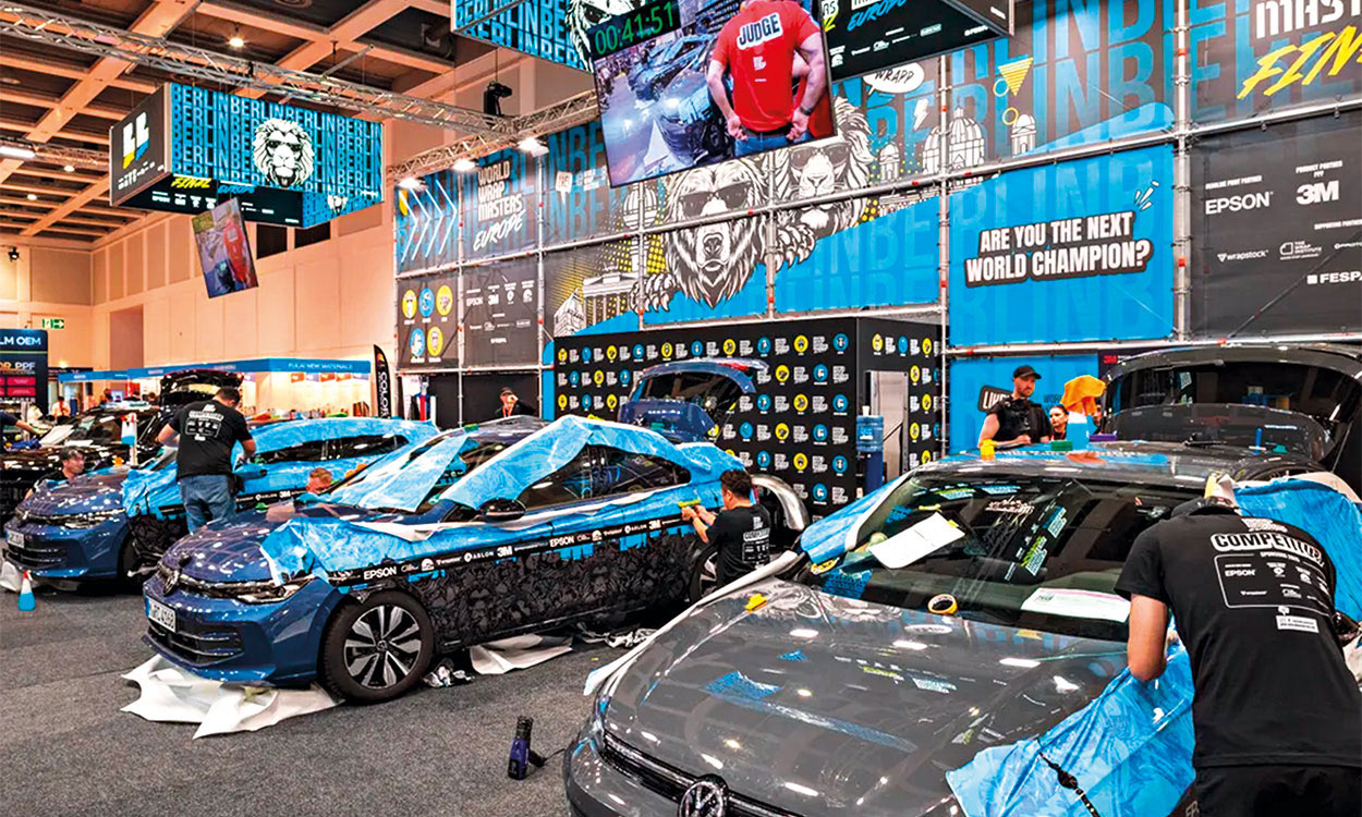 Autos der Marke VW werden im Car-Wrapping-Bereich der Fespa mit blauer Folie verklebt.