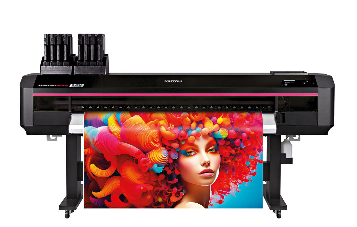 Eco-Solvent-Drucker Xpertjet 1681SR Pro mit bunten Bild von Frau.