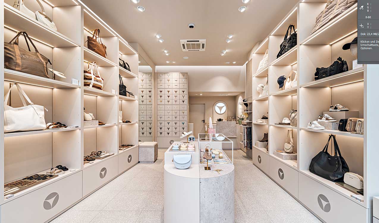 Gut ausgeleuchteter Verkausraum mit Taschen und Schmuck.