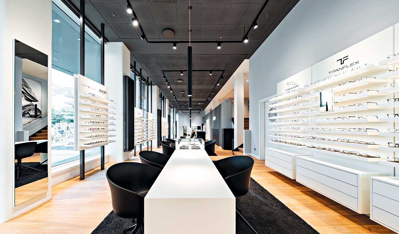 Gut ausgeleuchteter Verkaufsraum mit Brillen.