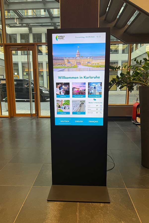 Digitale Stele mit Informationen über Karlsruhe in der Lobby des Novotels Karlsruhe.