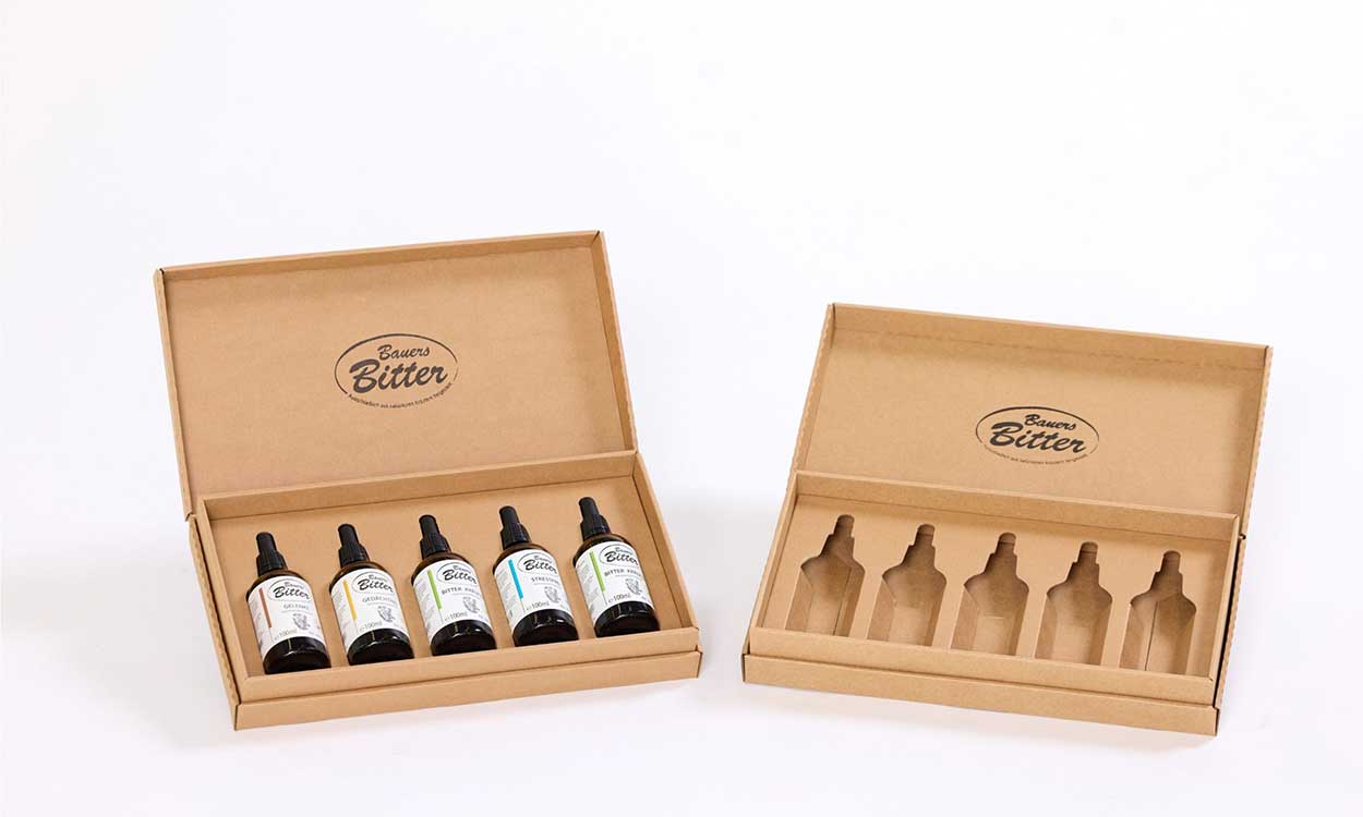 Eine Verpackung von Bauers Bitter mit Inhalt, eine Verpackung ohne Inhalt.