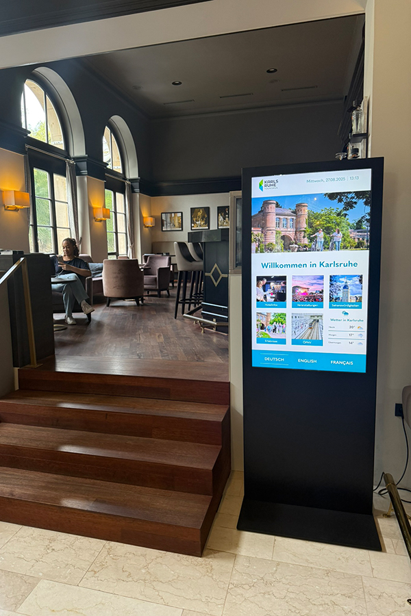 Digitale Stele mit Informationem über touristische Möglichkeiten in Karlsruhe in der Lobby des Karlsruher Schlosshotels.