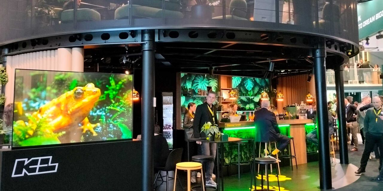 Messetand von KL Druck auf Euroshop mit Besuchern.