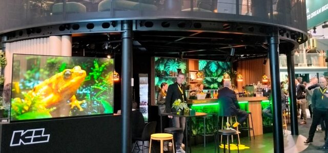 Messetand von KL Druck auf Euroshop mit Besuchern.