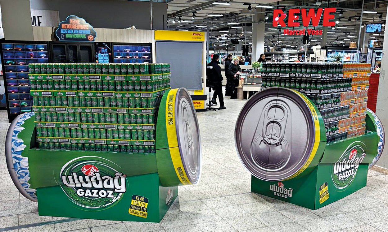 Displays in Form einer Dose im Supermarkt