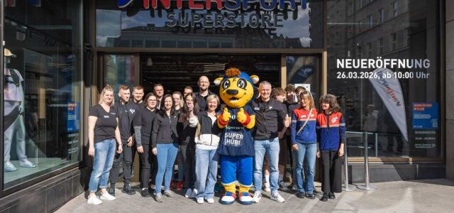 Team Intersport Halle vor neu eröffneter Filiale