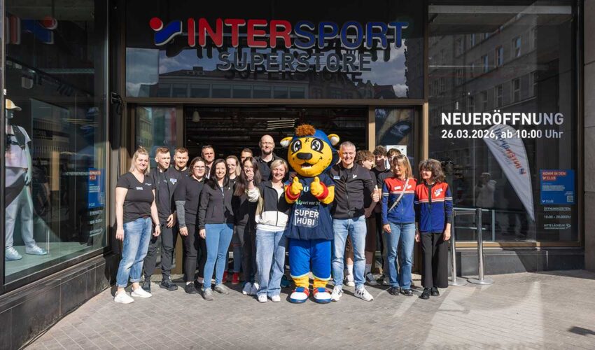 Team Intersport Halle vor neu eröffneter Filiale