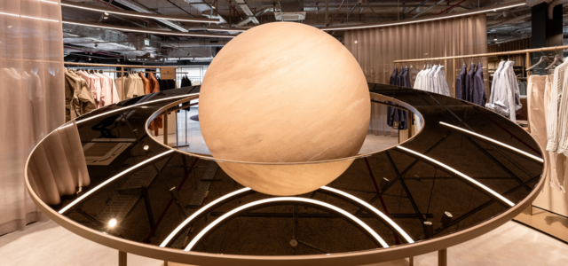 Modell von Saturn in Modeverkaufsraum