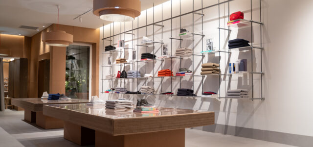 Ecoalf Store aus Wellpappe und Papier.