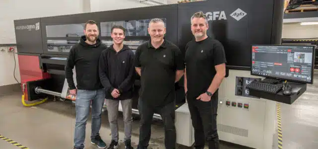 Vier Männer stehen vor Agfa Anapurna Ciervo H3200