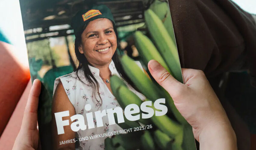 Hand hält Schild mit Aufschrift "Fairness" und einer Frau mit Bannen