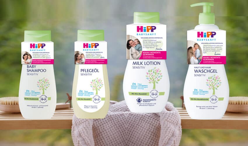 Pflegeprodukte von Hipp auf auf Bank aufgereiht