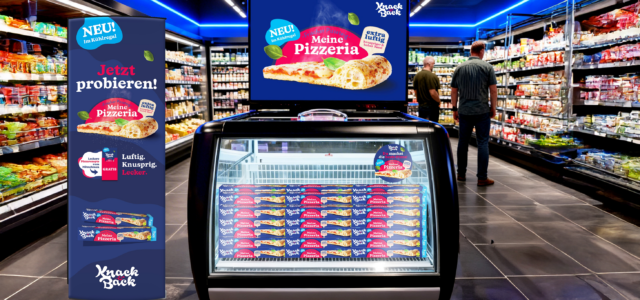 Kühlschrank Knack & Back und Aufsteller von Knack & Back in Kühlabteilung von Supermarkt