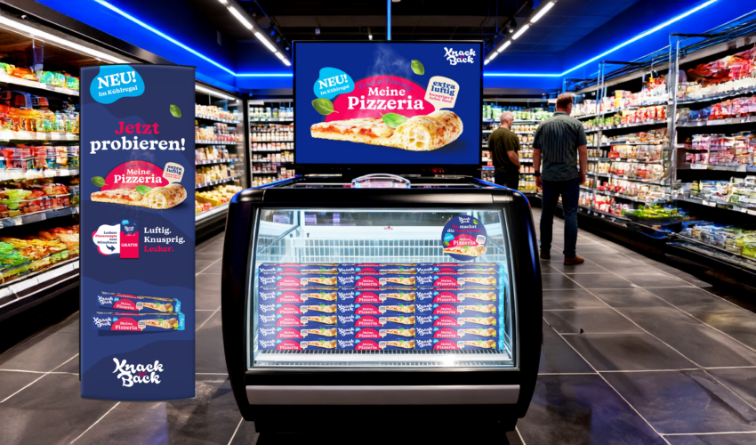 Kühlschrank Knack & Back und Aufsteller von Knack & Back in Kühlabteilung von Supermarkt