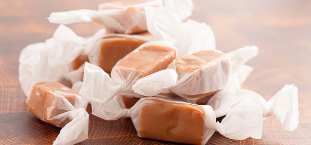 Karamellbonbons in Papierverpackungen