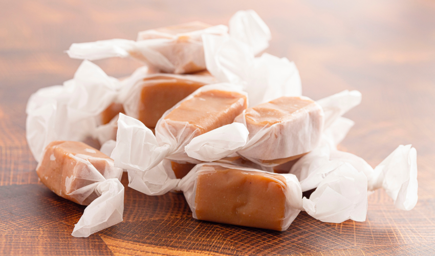 Karamellbonbons in Papierverpackungen