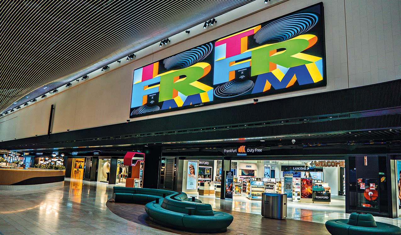 Display über dem Duty-Free-Shop im Terminal 3 im Flughafen Frankfurt