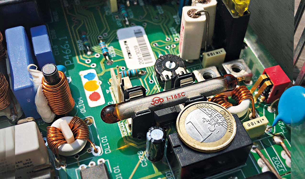 Inneres von elektronischem Gerät mit verbauter ebulb und Euro-Münze zum Vergleich
